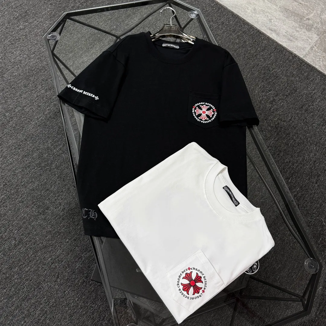 P170 Chrome Hearts 25 high-end versions. The fabric is made of 300 grams of high-density pure cotton. It does not deform or shrink. It has three labels. It is the same style for men and women. Technology: suede foaming + digital printing. Color: white, black. SIZE: S-XL.